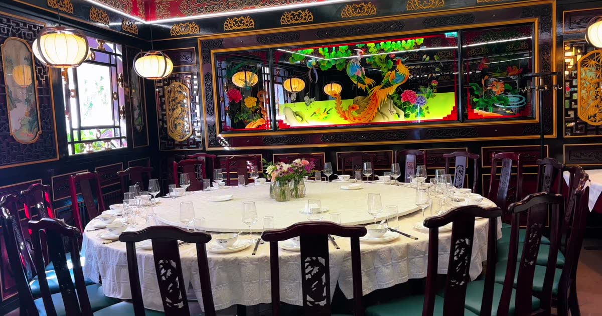 Speisesaal des Restaurant Wang: schwarzer Lack, vergoldete Schnitzereien, rote Fenstergitter